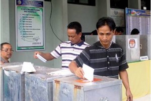 Warga binaan Lapas Kelas II A Kuningan saat menggunakan hak pilihnya pada pileg 2014.